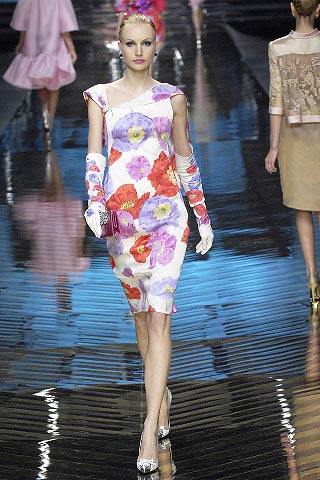 При нажатии появляется картинка большего размера