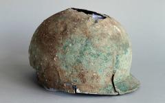 Бронзовый шлем железного века. Фото с сайта thehistoryblog.com