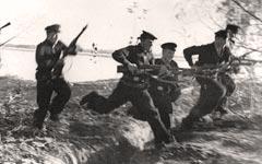Атака морских пехотинцев при обороне Сталинграда. Фото с сайта avn-msk.li