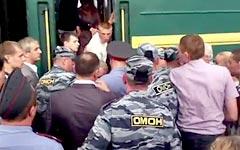 Задержание молдаванина ОМОНом на его выходе из поезда. Стоп-кадр видео с YouТube
