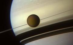 Сатурн и его крупнейшая луна Титан. Фото с сайта nasa.gov