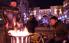 По всему Майдану у костров греются люди © KM.RU, Алексей Белкин