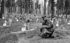 Солдат у могилы на братском кладбище. Первая мировая война © РИА Новости
