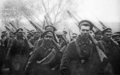 Солдаты царской армии отправляются на фронт (1914 г.) © РИА Новости