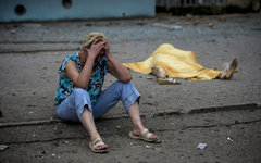 Жительница Луганска у тела погибшей во время артобстрела © РИА Новости, Валерий Мельников © РИА Новости, Валерий Мельников