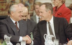 Джордж Буш и Михаил Горбачев. Фото с сайта nnm.me