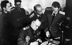 Маршал Советского Союза Г.К.Жуков подписывает Акта о безоговорочной капитуляции гитлеровской Германии. 8 мая 1945 года. Карлсхорст. Германия. © РИА Новости, Анатолий Морозов