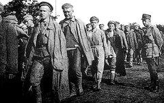 Пленные красноармейцы в Тухольском лагере. Фото с сайта wikipedia.org