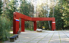 Ритуальная площадка Мемориала «Катынь» и порталы входа на аллеи польского и российского кладбищ. Фото с сайта wikipedia.org