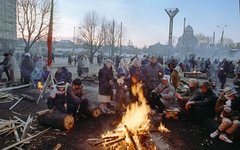 У телебашни в Вильнюсе, 1991 год. Фото с сайта novosti-dny.su