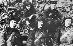 Экипаж КВ-1 З. Г. Колобанова, август 1941. Фото Павел Васильевич Майский с сайта wikimedia.org Экипаж КВ-1, август 1941. Фото Павел Васильевич Майский с сайта wikimedia.org