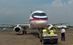 Самолет Sukhoi SuperJet-100. Фото Сергея Доли