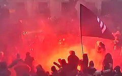 Беспорядки в Киеве. Стоп-кадр с видео в YouTube Беспорядки в Киеве. Стоп-кадр с видео в YouTube