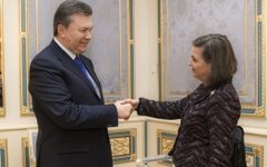 Виктор Янукович и Виктория Нуланд. Фото с сайта president.gov.ua