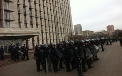 Милиция у здания ОГА Донецка. Фото пользователя Твиттера @novostidnua