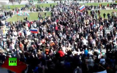 Митинг активистов у здания Донецкой ОГА. Кадр телеканала Russia Today