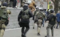 Неизвестные боевики в Донецке. Стоп-кадр видео с Youtube