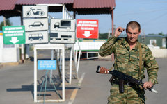 Ополченец ЛНР на пропускном пункте на границе Луганской области © РИА Новости, Е