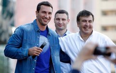 Владимир Кличко, Виталий Кличко и Михаил Саакашвили. Фото с личной страницы в Fa