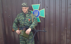 Ополченец у ворот погранчасти в Луганске. Фото пользователя Instagram sashakots