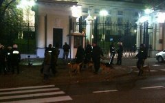 Нападение на посольство РФ в Варшаве. Фото пользователя Твиттера @J_Coval
