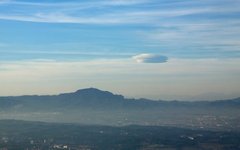 Лентикулярное облако может быть ошибочно принято за НЛО. Фото Mgclape с сайта wikimedia.org Лентикулярное облако. Фото Mgclape с сайта wikimedia.org