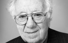 Оливер Смитис. Фото U. Montan с офстраницы Нобелевского комитета в Twitter Оливер Смитис. Фото U. Montan с офстраницы Нобелевского комитета в Twitter