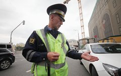 © KM.RU, Алексей Белкин Еще один инспектор ДПС не знает, что ему делать... © KM.RU, Алексей Белкин