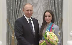 Владимир Путин и Алина Загитова. Стоп-кадр видео с сайта kremlin.ru Владимир Путин и Алина Загитова. Стоп-кадр видео с сайта kremlin.ru