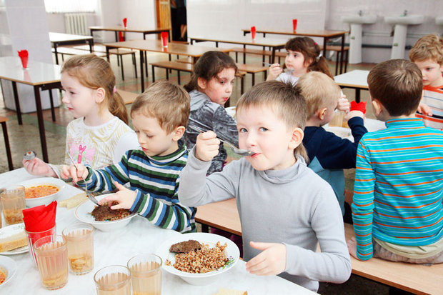 Невкусно или непривычно: почему дети отказываются есть в школах?
