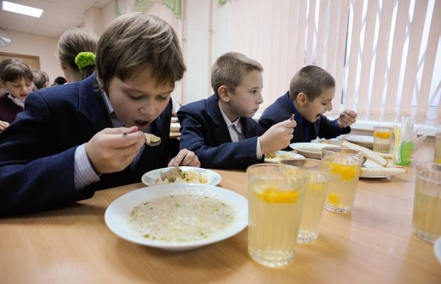Разрушенные пищеблоки, просроченный творог и антисанитария: как организуют питание школьников в России