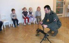 «Урок патриотизма» в рижском детсаде. Фото с сайта worldwithoutnazism.org «Урок патриотизма» в рижском детсаде. Фото с сайта worldwithoutnazism.org