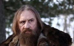 Жерар Депардье. Кадр из фильма «Распутин» Жерар Депардье. Кадр из фильма «Распутин»