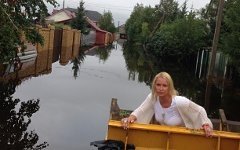 Анастасия Волочкова на затопленной улице. Фото из личного аккаунта в Twitter Анастасия Волочкова на затопленной улице. Фото из личного аккаунта в Twitter