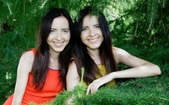 Оля и Таня Николаевы. Фото из личного архива. Оля и Таня Николаевы. Фото из личного архива.