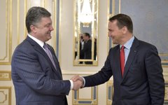 Петр Порошенко и Радослав Сикорский© РИА Новости, Николай Лазаренко