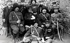 Генерал Стессель (в центре) после сдачи Порт-Артура. Фото с сайта wikimedia.org