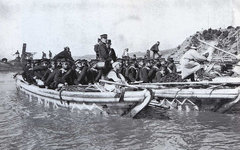 Японские войска переправляются через реку. Фото с сайта wikimedia.org Японские войска переправляются через реку. Фото с сайта wikimedia.org