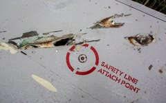 Возможные следы от осколков ракеты на крыле потерпевшего крушение лайнера Boeing 777 малайзийских авиалиний в районе села Рассыпное Донецкой области © РИА Новости, Андрей Стенин
