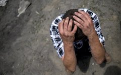 Житель станицы Луганская после авиаудара ВС Украины © РИА Новости, Валерий Мельников Житель станицы Луганская после авиаудара ВС Украины