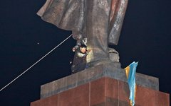 Неизвестные распиливают памятник Владимиру Ленину в Харькове © РИА Новости, Сергей Козлов