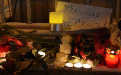 Цветы и свечи у посольства Франции в Москве в знак солидарности по поводу гибели журналистов Charlie Hebdo © РИА Новости, Евгений Биятов