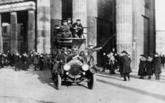 Революционные солдаты и матросы у Бранденбургских ворот. Фото Bundesarchiv, Bild 183-B0527-0001-810 / неизвестен / CC-BY-SA 3.0
