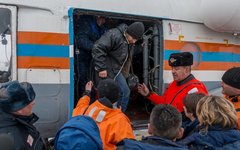 Спасенные моряки траулера "Дальний Восток" © РИА Новости, Александр Крылов