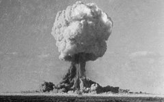 Атомный взрыв в США. Кадр из кинофильма "ХХ век" © РИА Новости