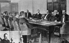 Участники подписания мирного договора России с Японией во время конференции в Портсмуте (США). Репродукция фотографии 1905 года © РИА Новости, Ю. Левянт