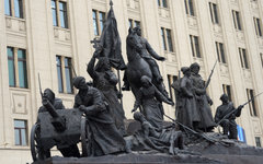 Монумент, посвященный Первой мировой войне перед зданием министерства обороны России на Фрунзенской набережной в Москве © РИА Новости, Евгений Биятов