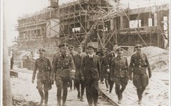 Генрих Гиммлер в сопровождении офицеров СС и инженеров IG Farben. Фото с сайта holocaustresearchproject.org