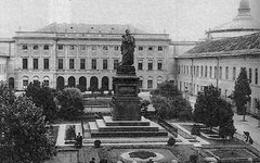 Памятник Паскевичу перед губернаторским дворцом в Варшаве. Фото с сайта wikipedia.org