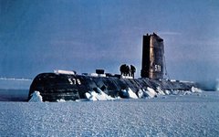 Атомная подводная лодка «Скейт» (США) на Северном полюсе в 1959 году. Фото с сайта wikipedia.org